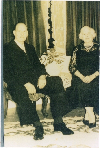 Cis and Leonard Nesbit  (453 KB)
 
(Click on Picture to View Full Size)